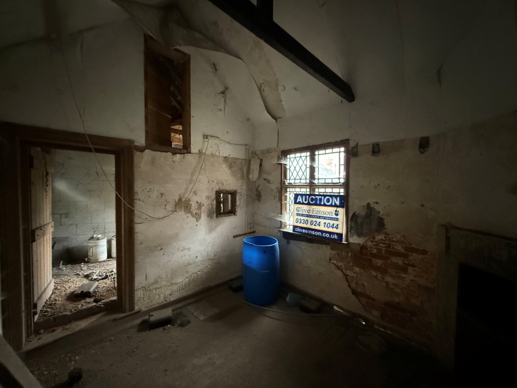 Lot: 29 - VACANT LOCK-UP STORE WITH PLANNING - Alternative view of room 2 with vaulted ceiling space
